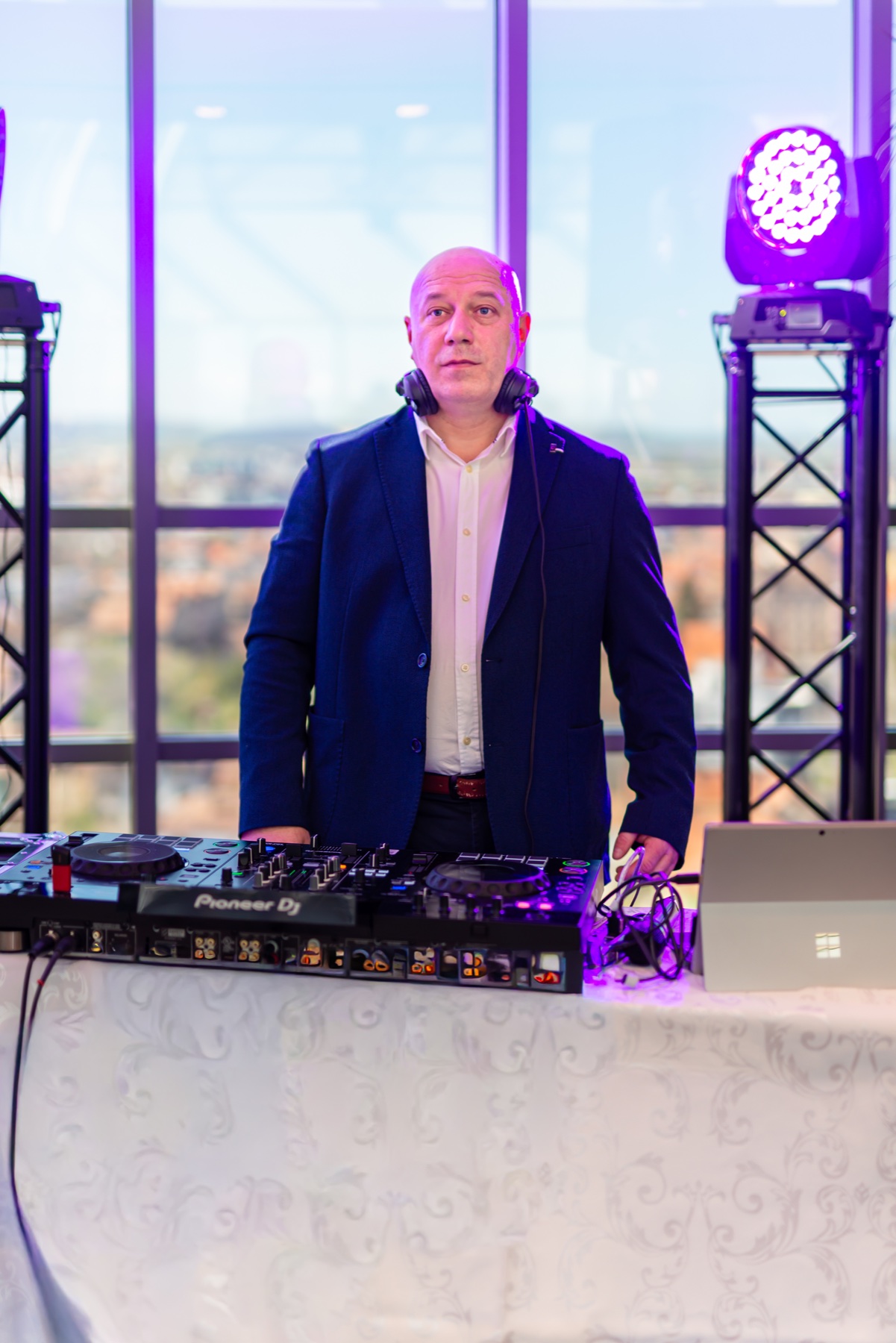 Portret DJ și MC Alex D.